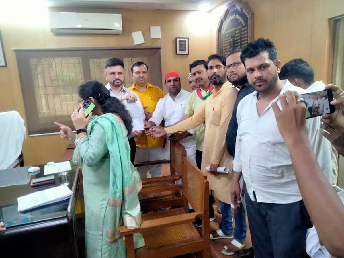 साप्ताहिक बाजार लगाने की मांग को लेकर सपा ने दिया ज्ञापन